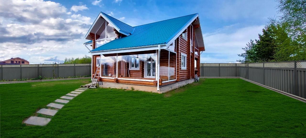 Мягкие окна на веранде загородного дома в Ишне
